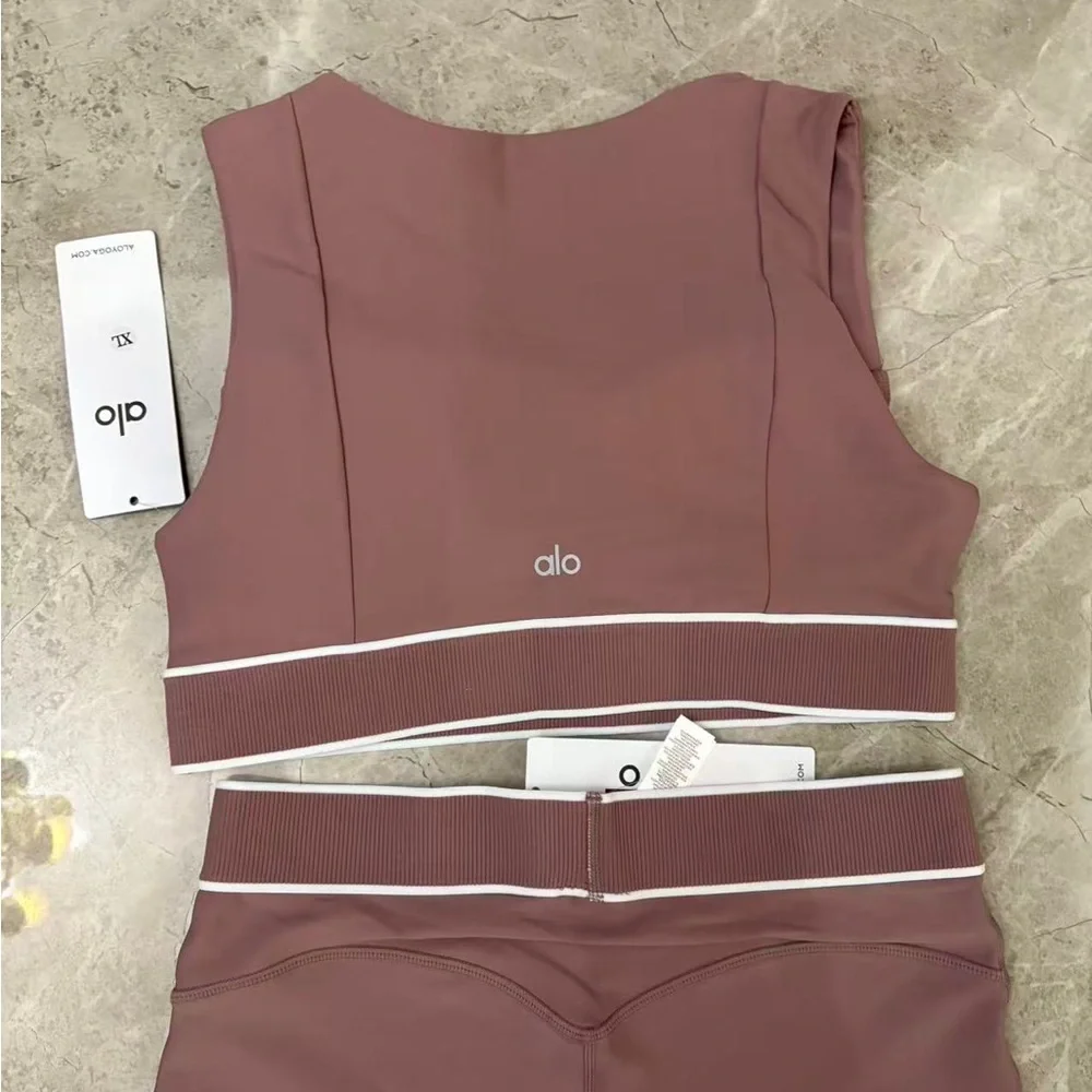 ALO Yoga High-Waist Cargo Leggings in Mauve with White Trim
